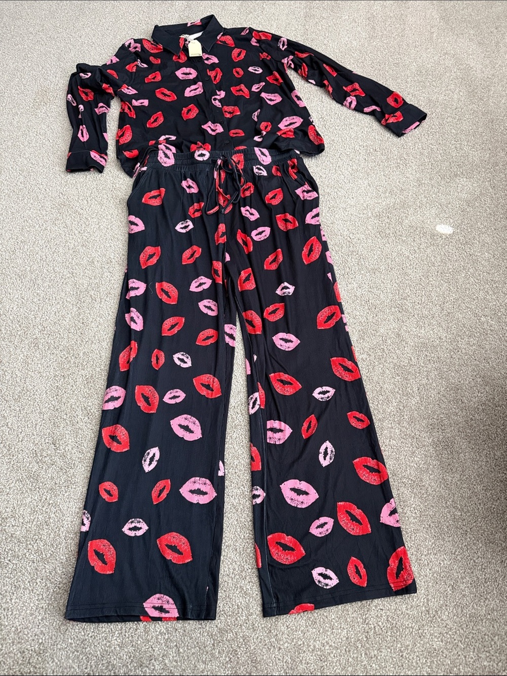 Jodifl Wide-Leg Pajama Pants in Black with Pink & Red Lip Print